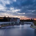 Dramatischer Wolkenzug am Bundeskanleramt