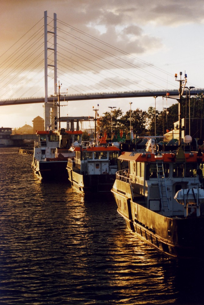 Dramatisches Licht bei den Tonnenlegern vor der Strelasundbrücke Stralsund