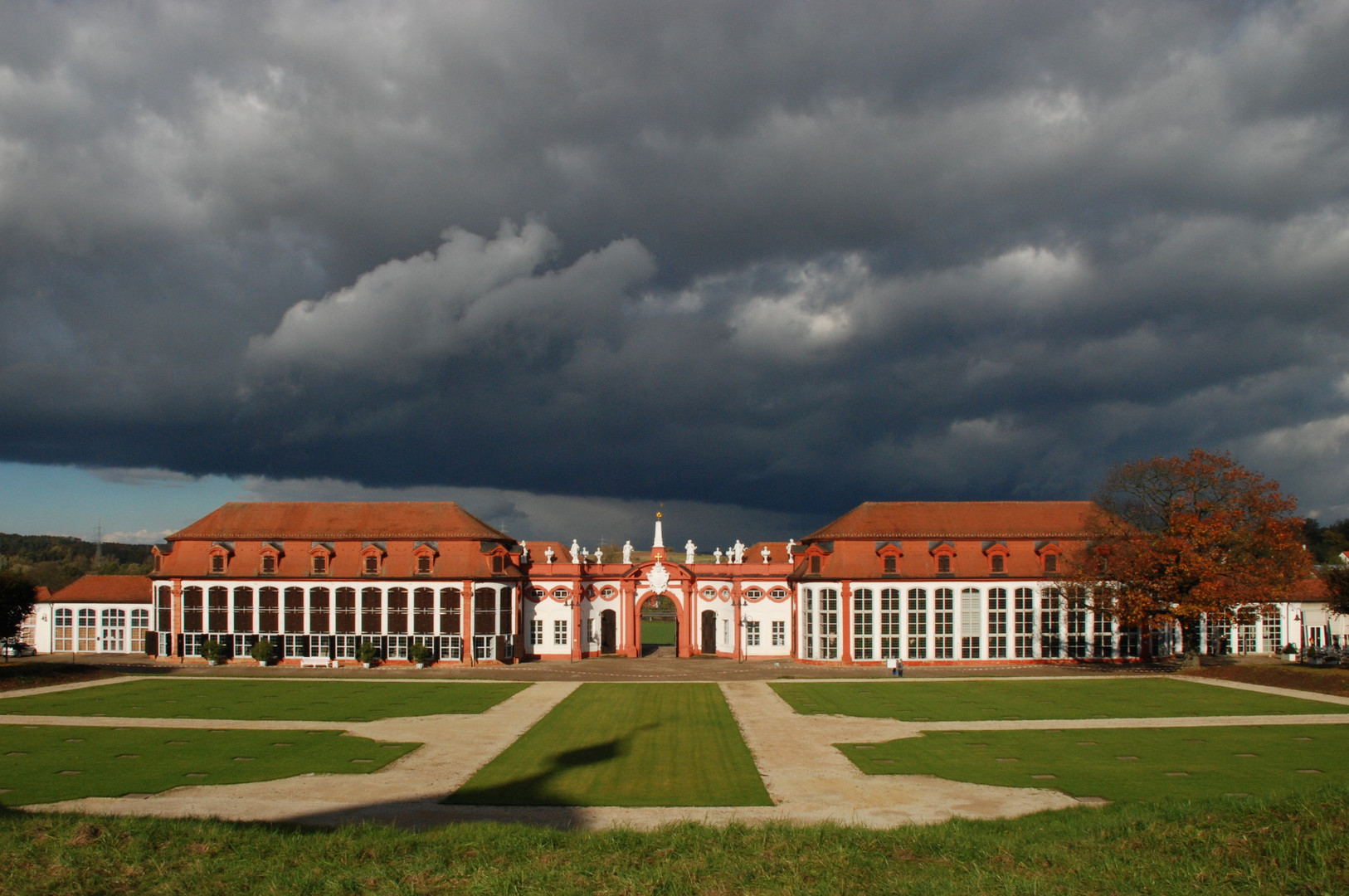 Dramatisches Wolkenspiel über der Orangerie von Schloß Seehof