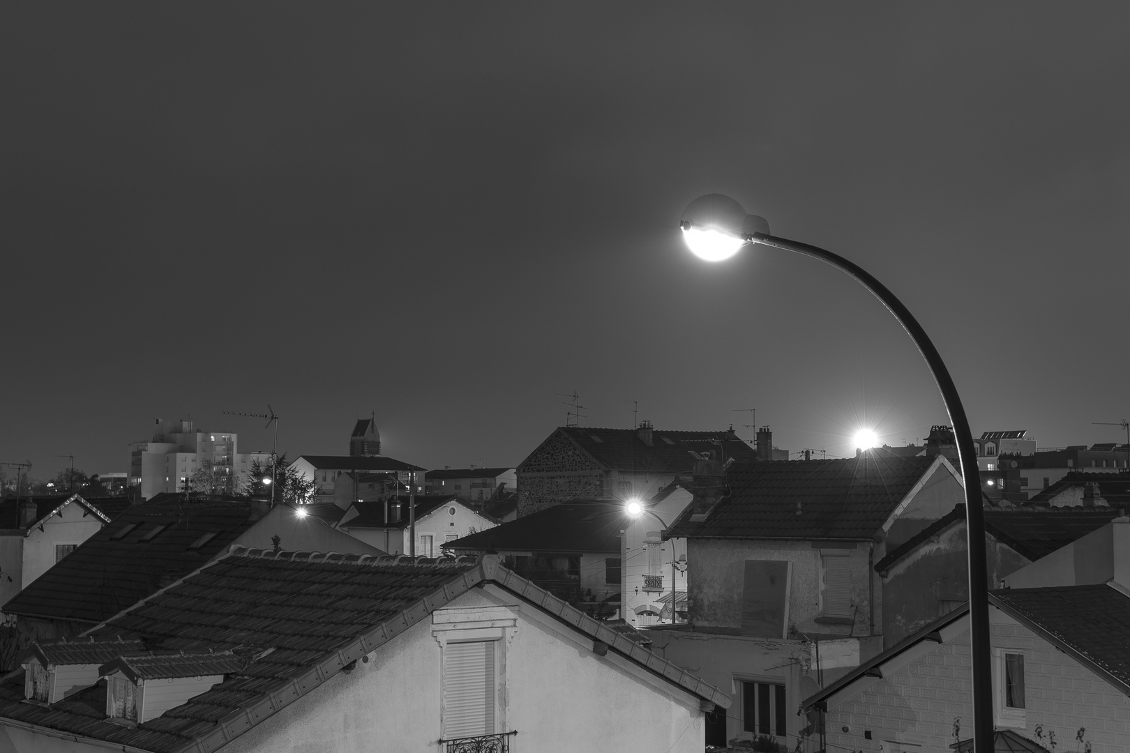 Drancy: lorsque l'agitation de la journée retombe ces géants filiformes deviennent les gardiens du s