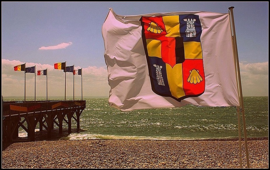 Drapeaux au vent sur la plage