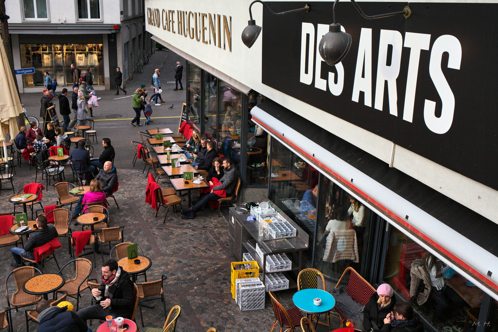 Draußen vor dem Grand Cafe Huguenin in Basel