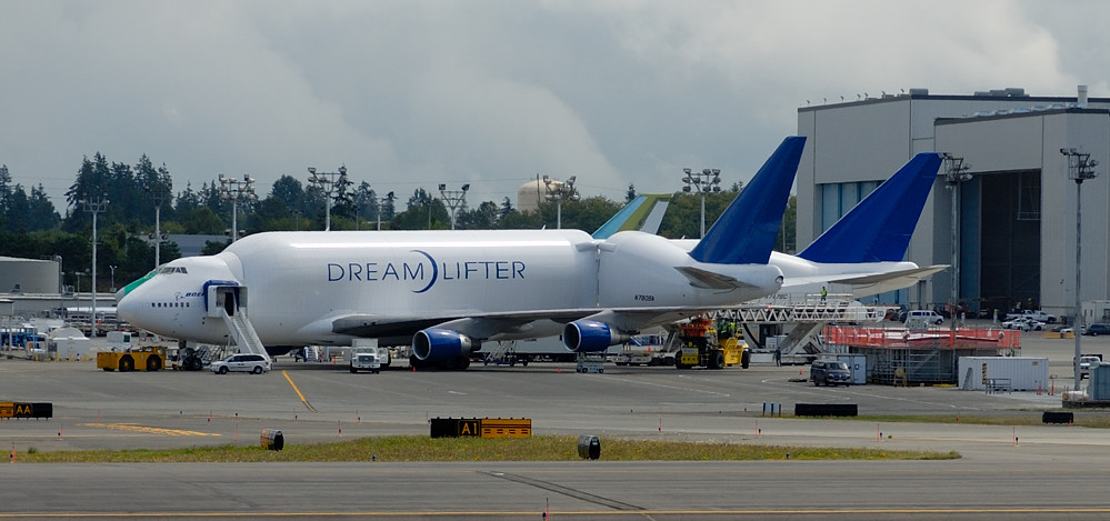 Dreamlifter beim entladen