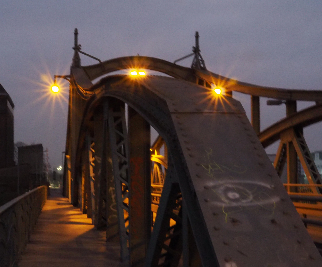 Drehbrücke bei Nacht