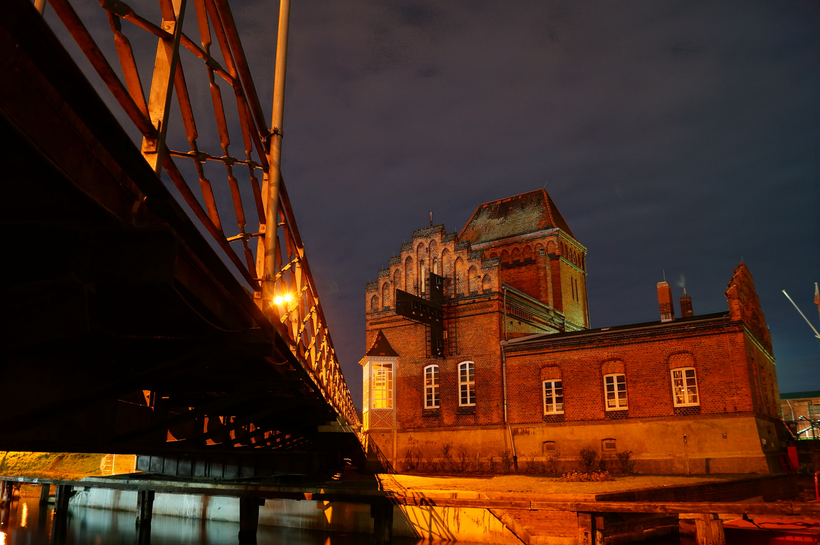Drehbrücke bei Nacht