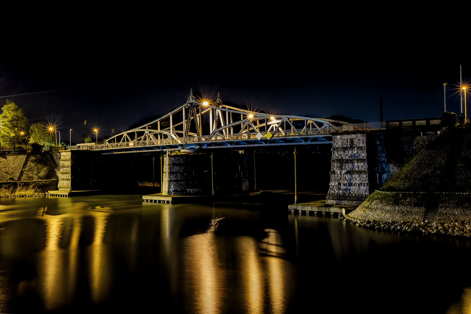 Drehbrücke im Hafen von Krefeld Linn