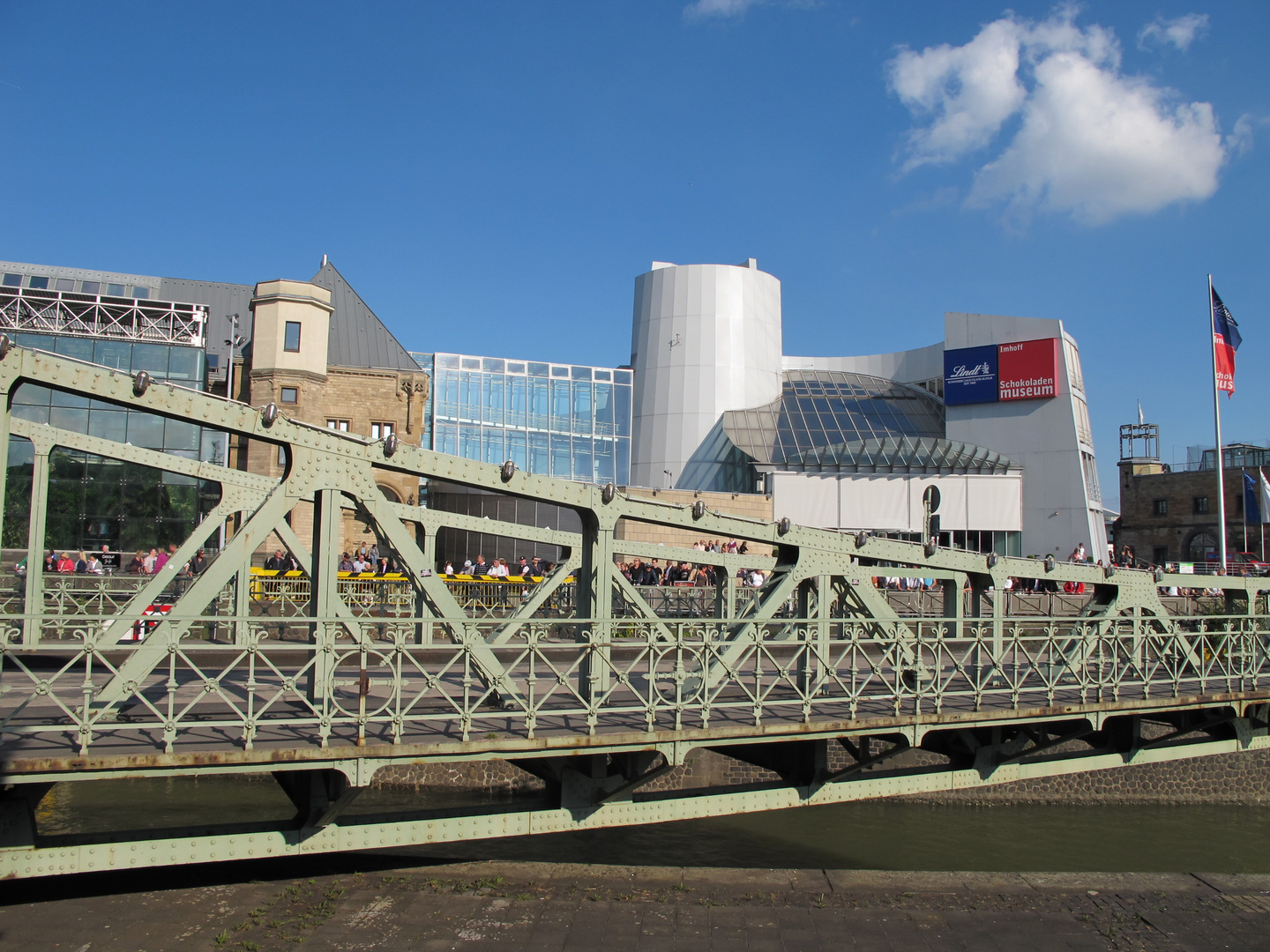 Drehbrücke im Rheinauhafen Köln