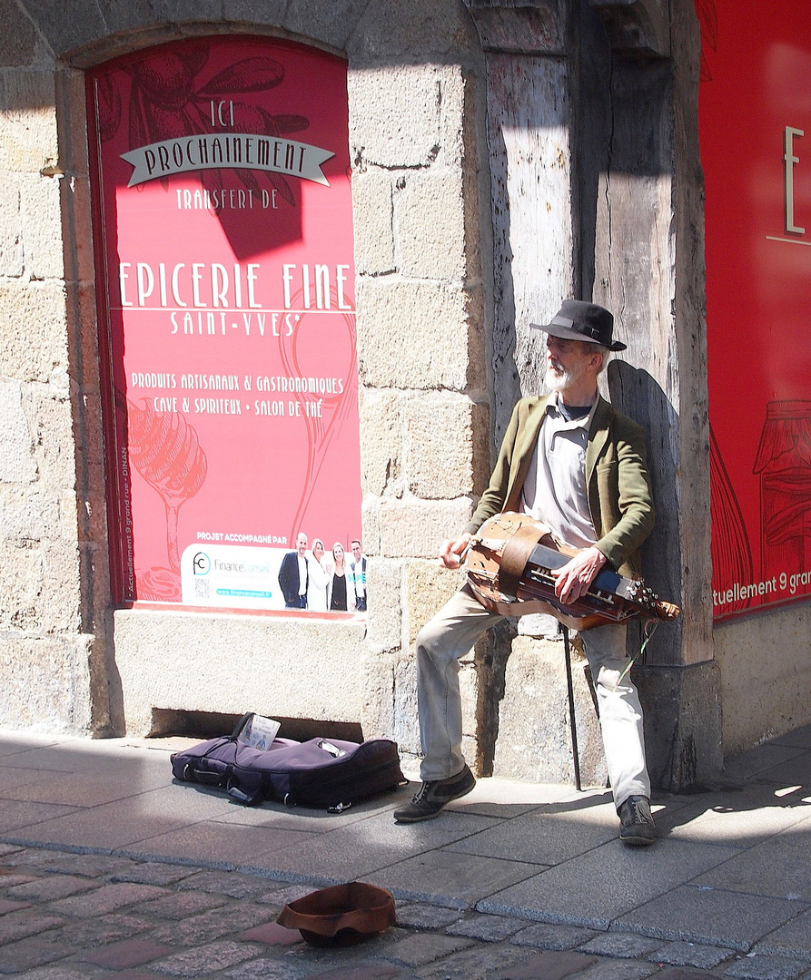 Drehleier-Spieler in Dinan