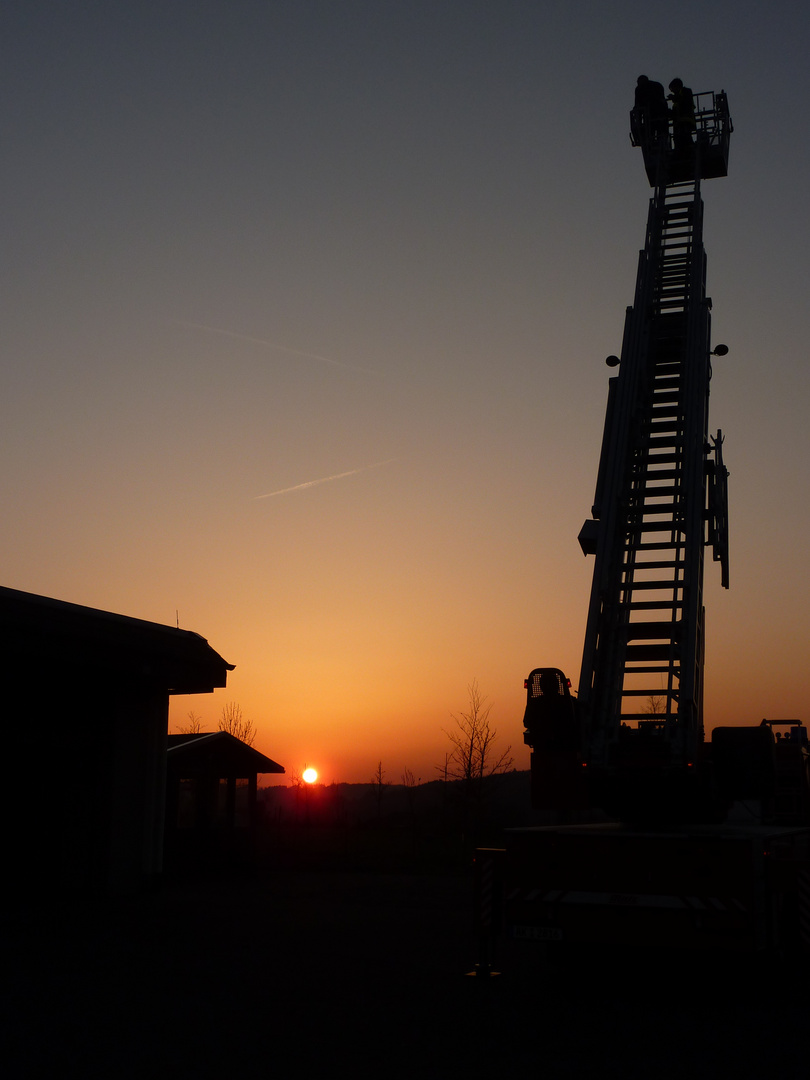 Drehleiter im Sonnenuntergang