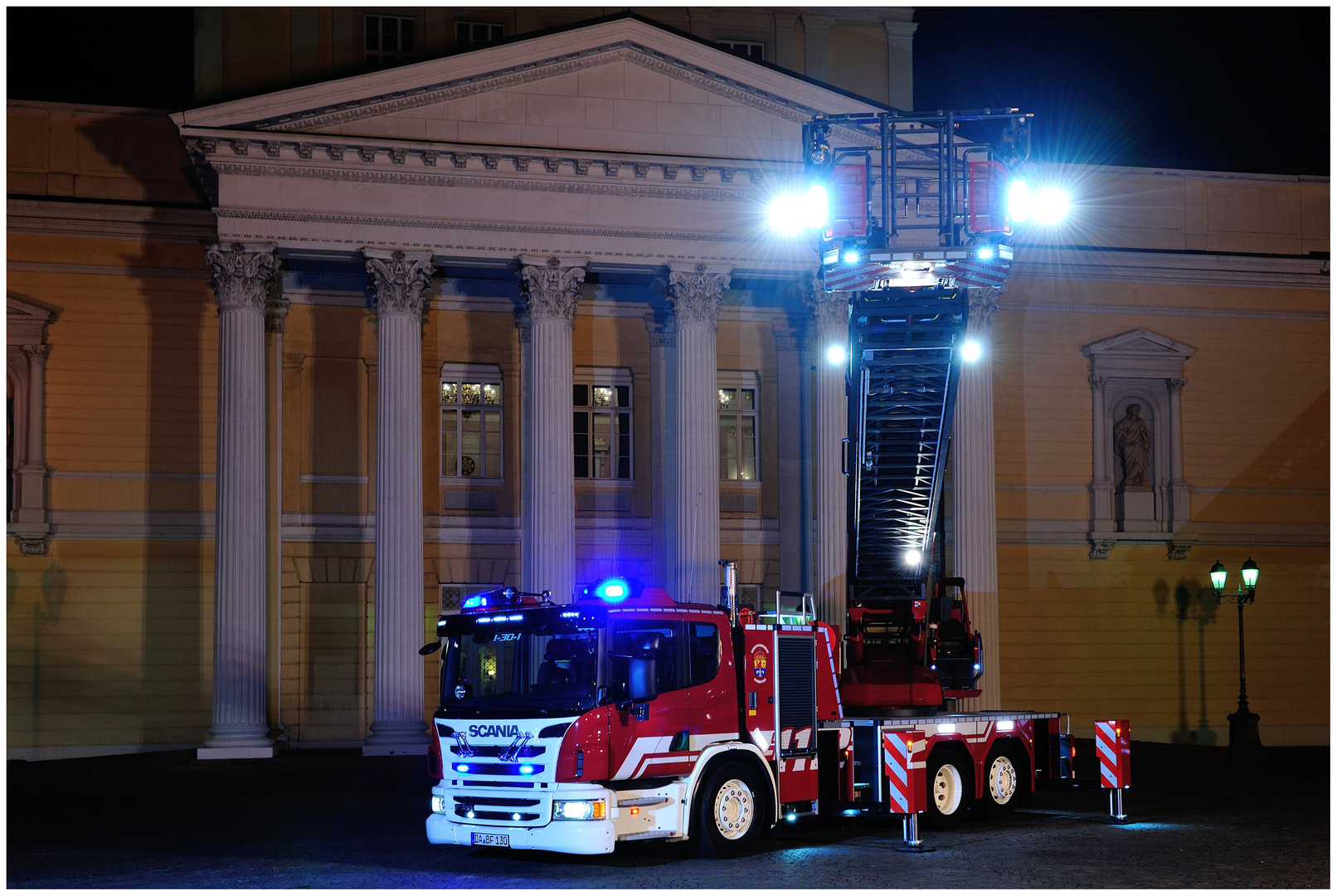 Drehleiter Scania Metz im Betrieb