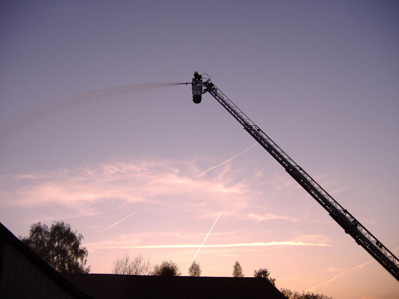 Drehleiter vor abendlichem Himmel- Impressionen??