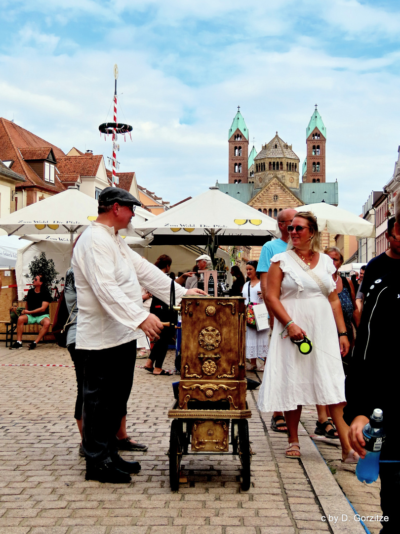 Drehorgelspieler auf dem Bauernmarkt !