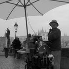 Drehorgelspieler auf der Karlsbrücke in Prag