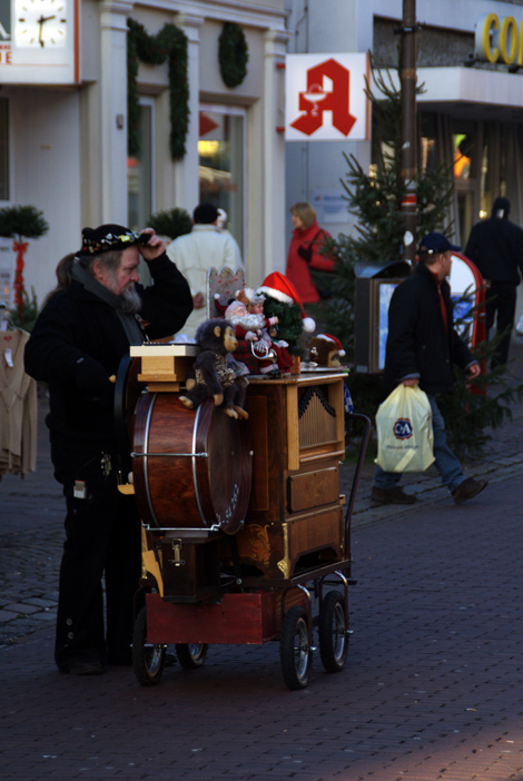 Drehorgelspieler in Nienburg