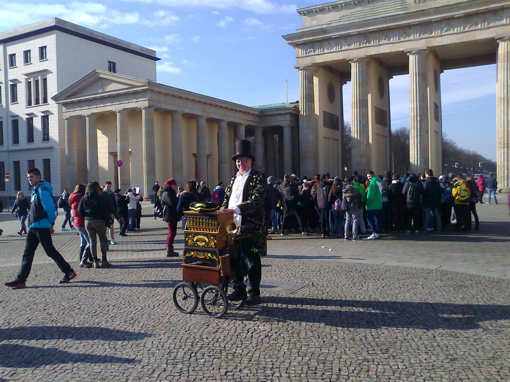 Drehorgelspieler - Publikumsmagnet vor dem Brandenburger Tor