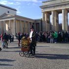Drehorgelspieler - Publikumsmagnet vor dem Brandenburger Tor