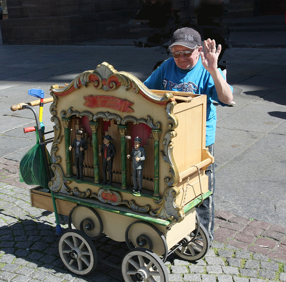 DREHORGELSPIELER VOR DEM STRASSBURGER MÜNSTER