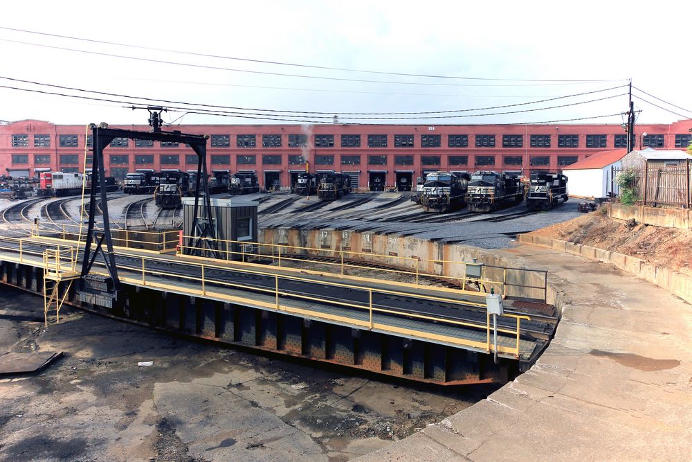 Drehscheibe der Norfolk & Southern mit Loks vor dem Juanita Lokomotive Shop,Altoona,PA