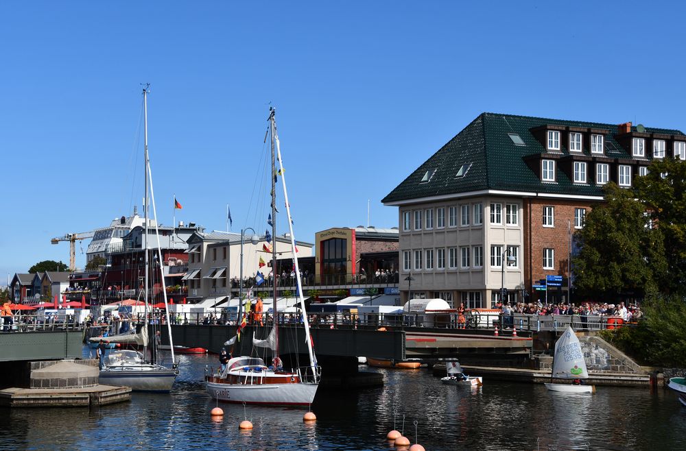 Drehung der Bahnhofsbrücke zum Brückenfest in Warnemünde