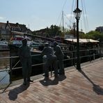 drei ältere Herren im Hafen 