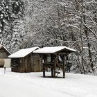 Drei alte bäuerliche Objekte im Schnee