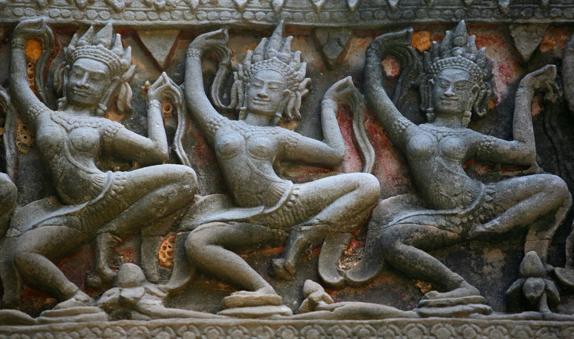 Drei Apsaras in Angkor Wat