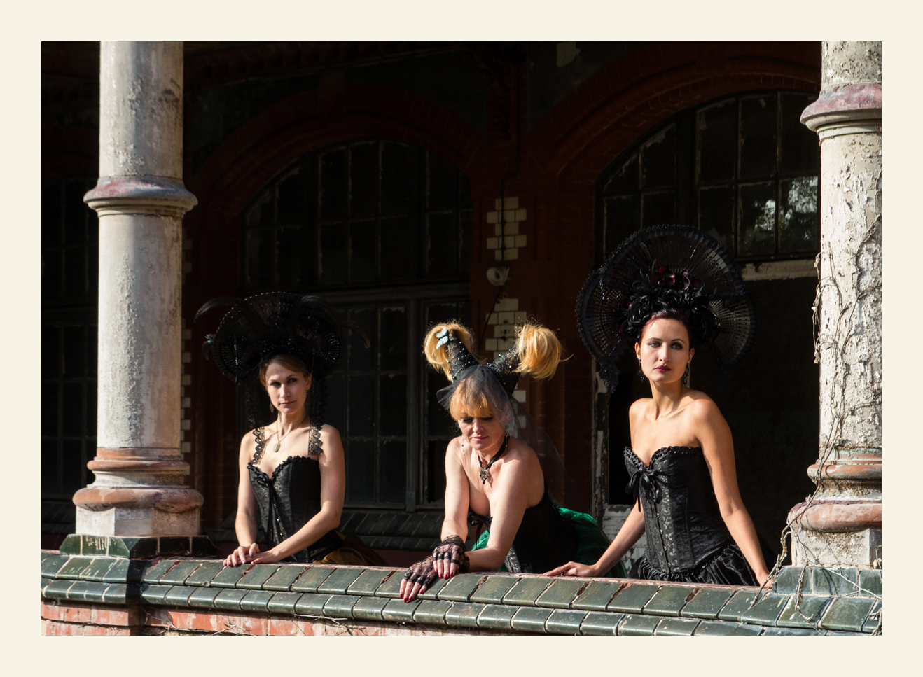 drei auf dem Balkon Foto Bild szene fantasy drei auf dem Balkon Foto Bild szene fantasy