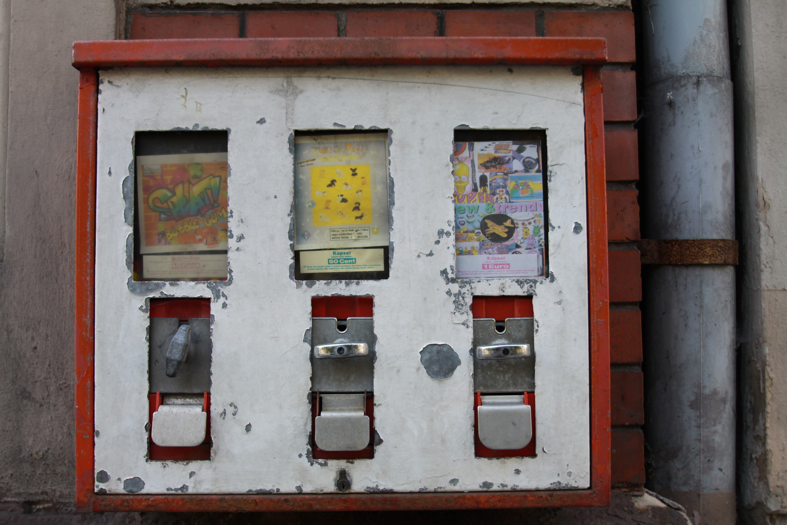 Drei Automaten und ein Regenfallrohr