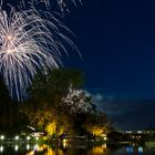 Drei betrachten Feuerwerk