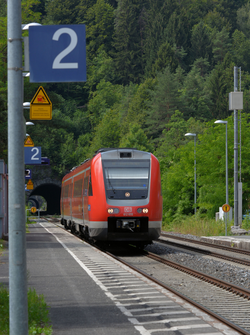 Drei blaue, drei gelbe Schilder, drei Tunnel