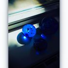 drei blaue Glaskugeln