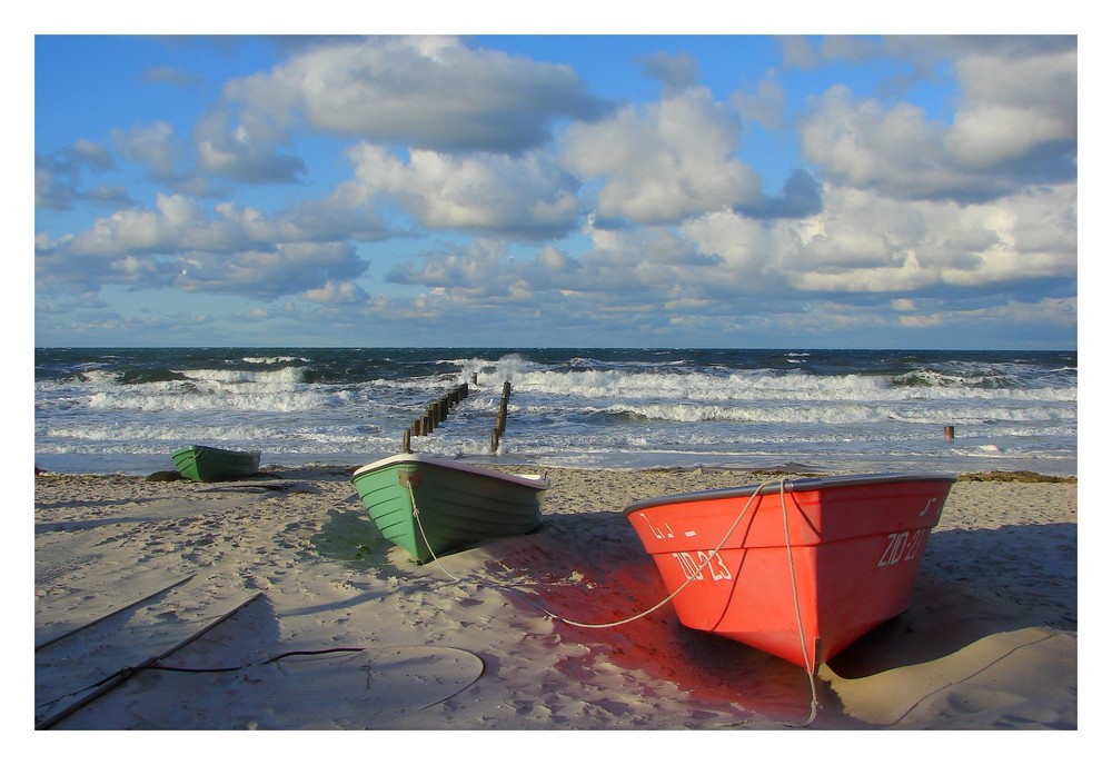 Drei Boote am Strand