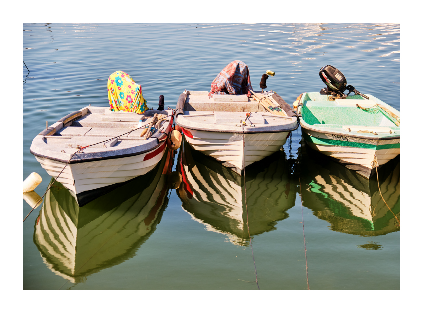 Drei Boote im Hafen