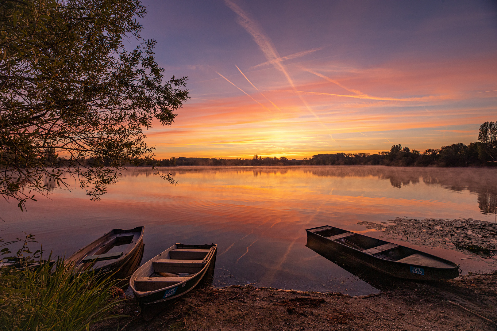 Drei Boote und ein wunderschöner Morgen