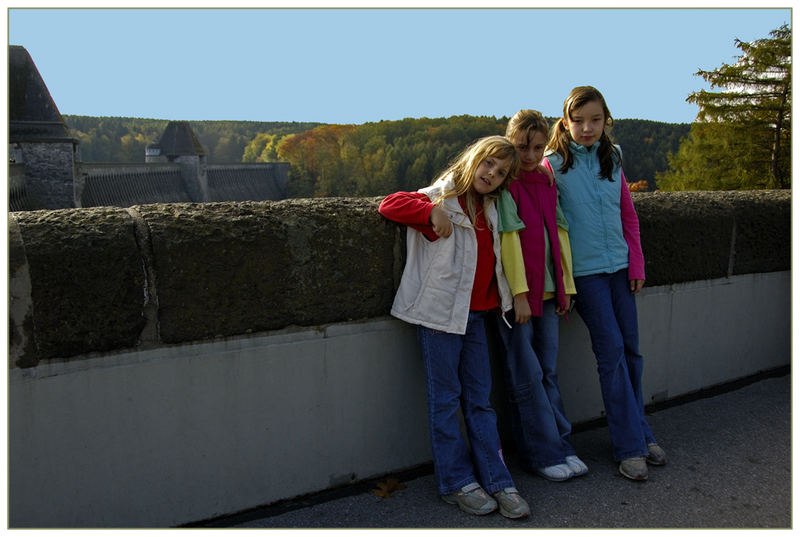 Drei Damen auf der Möhneseesperrmauer.