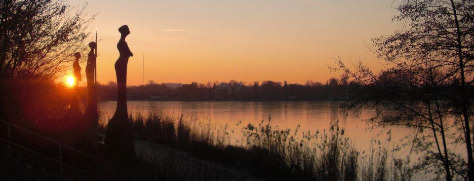 Drei Damen in Rot im Morgenrot