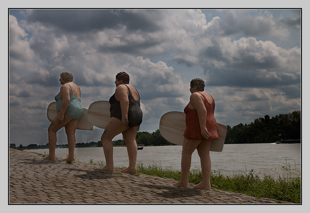 drei Damen mit Surfbrett (2)