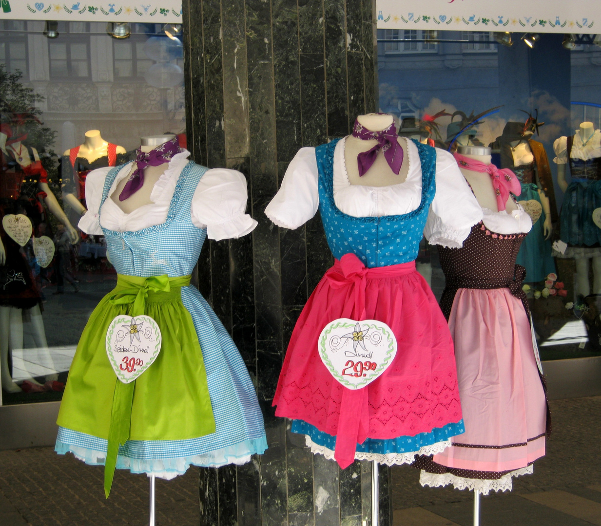 Drei Dirndl