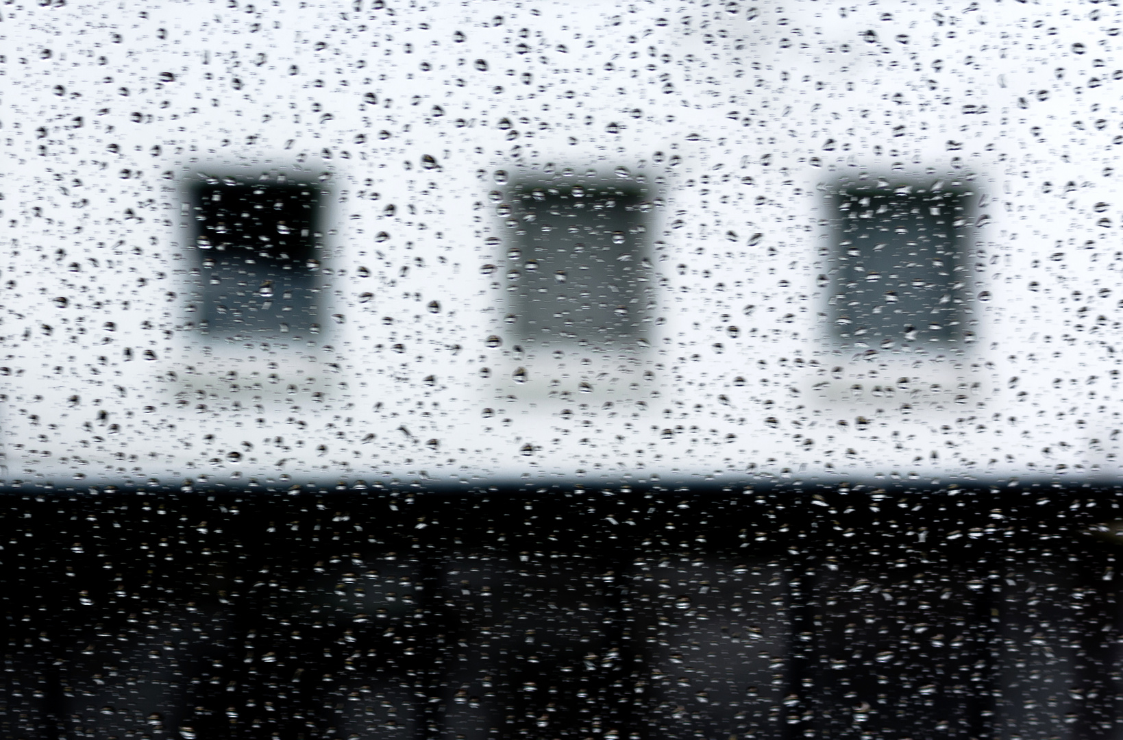 Drei Fenster im Regen