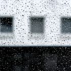 Drei Fenster im Regen