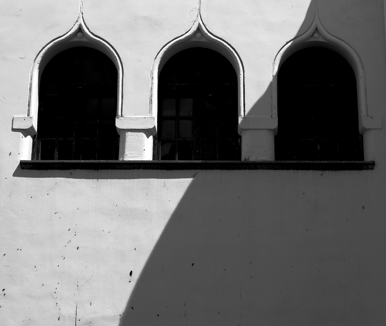 Drei Fenster im Schatten