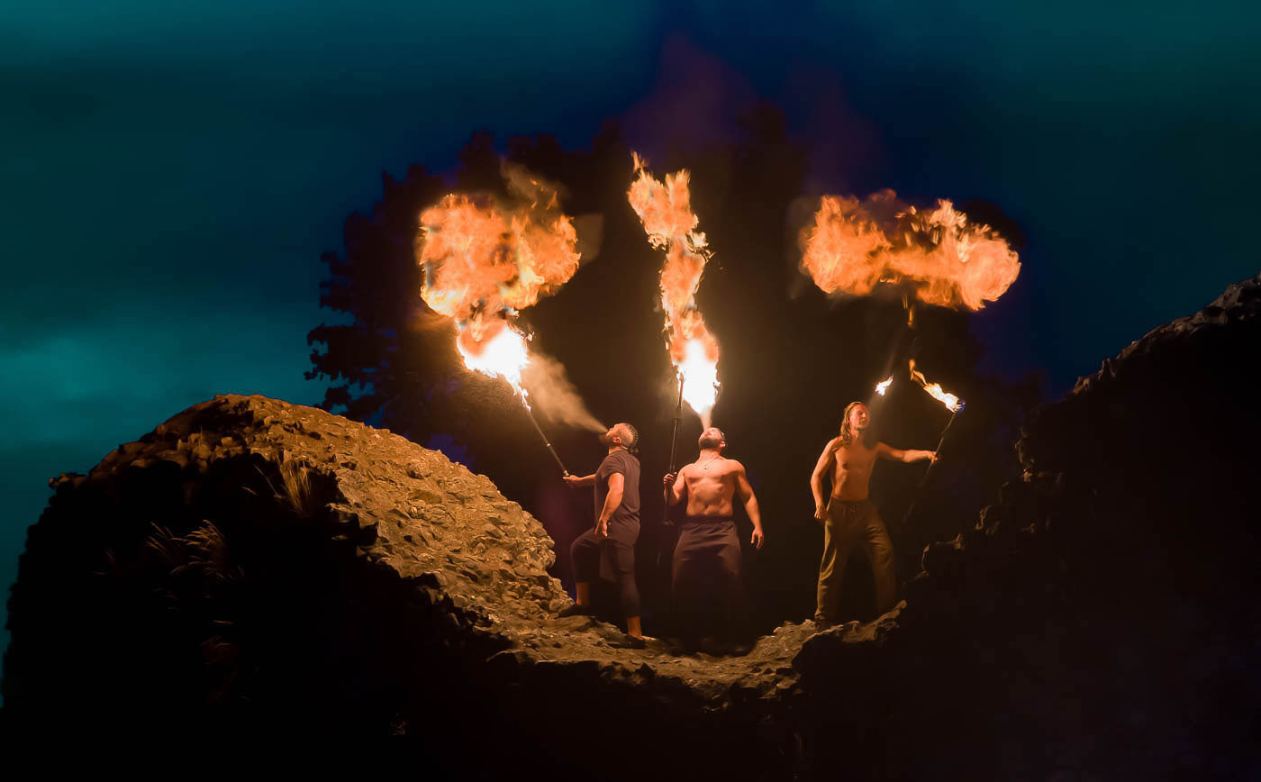 Drei Feuerspucker auf der Mauer