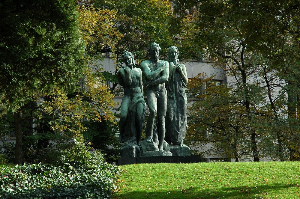 Drei Figuren im Park