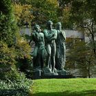 Drei Figuren im Park