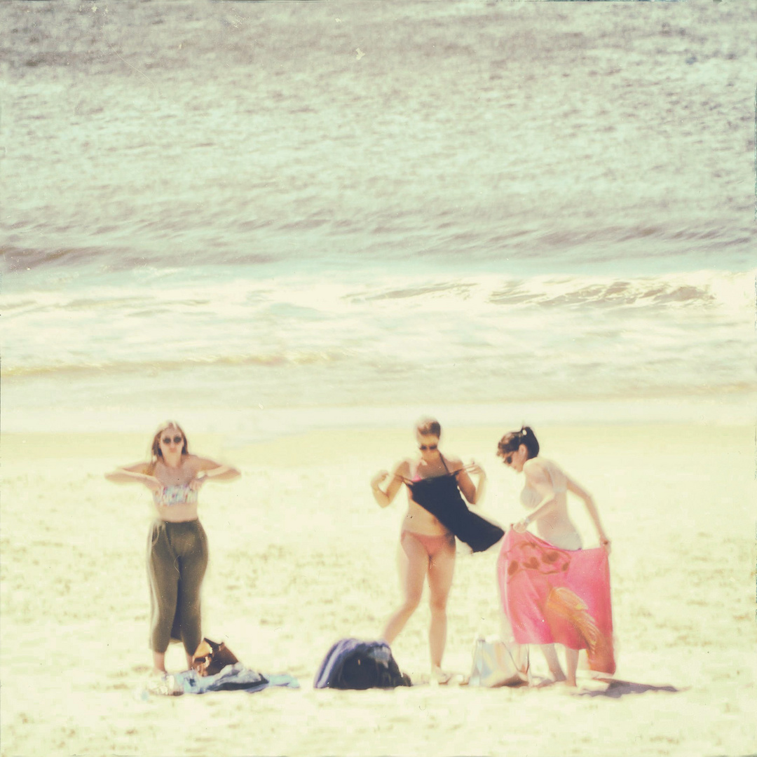 Drei Frauen am Strand Foto &amp; Bild art, sommer, meer Bilder auf