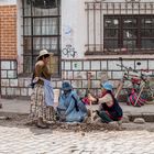 Drei Frauen beim Straßenbau