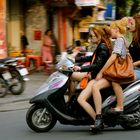 Drei Frauen im Verkehr von Hanoi