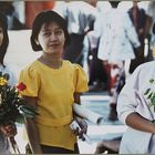 Drei Frauen in Birma in Tempelhalle