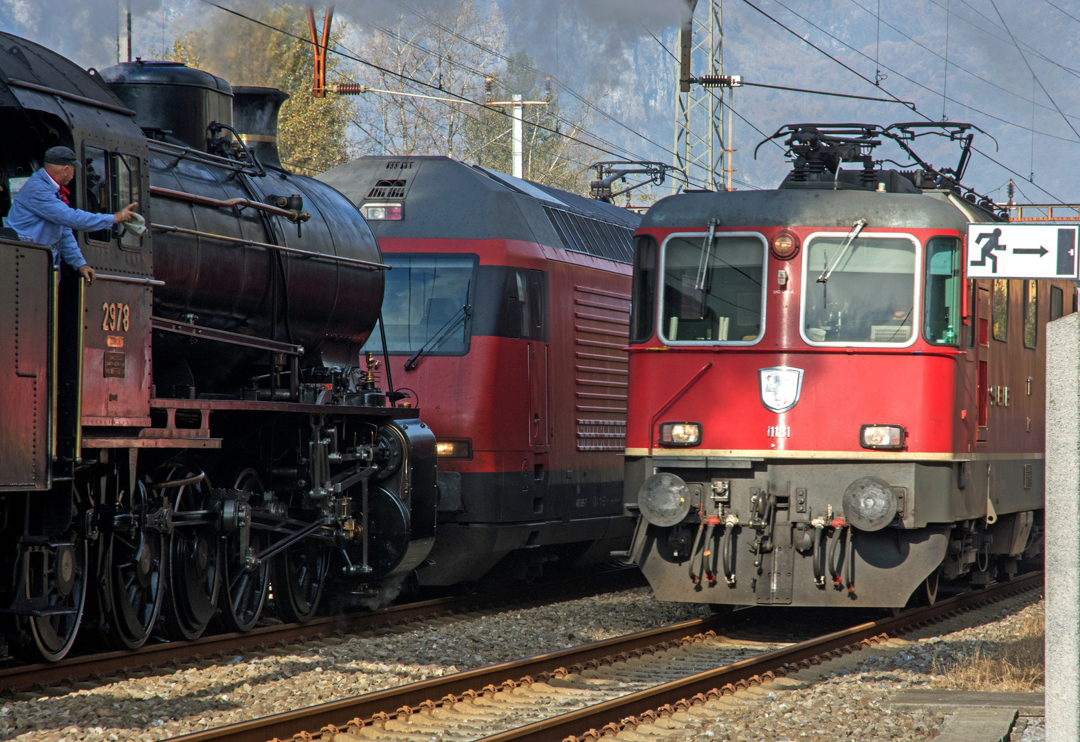 Drei Generationen begegnen sich Re 420 Re 460 C 5-6 Bodio Tessin Aug. 2017