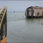 Drei Hausboote auf den Backwaters